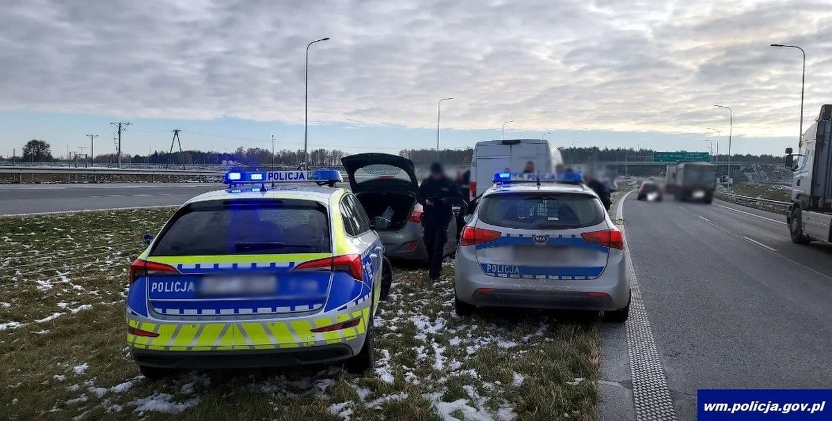 34-latek za wszelką cenę chciał uniknąć spotkania z policjantami, stało się jednak inaczej. Zaczęło się od przekroczenia dozwolonej prędkości, a skończyło na pościgu przez cztery powiaty i zatrzymaniu na policyjnej blokadzie. Mężczyzna autem dostawczym przewoził papierosy bez polskich znaków akcyzy, nie miał uprawnień do kierowania i przełożył tablice rejestracyjne z innego auta. Teraz grozi mu do 5 lat pozbawienia wolności