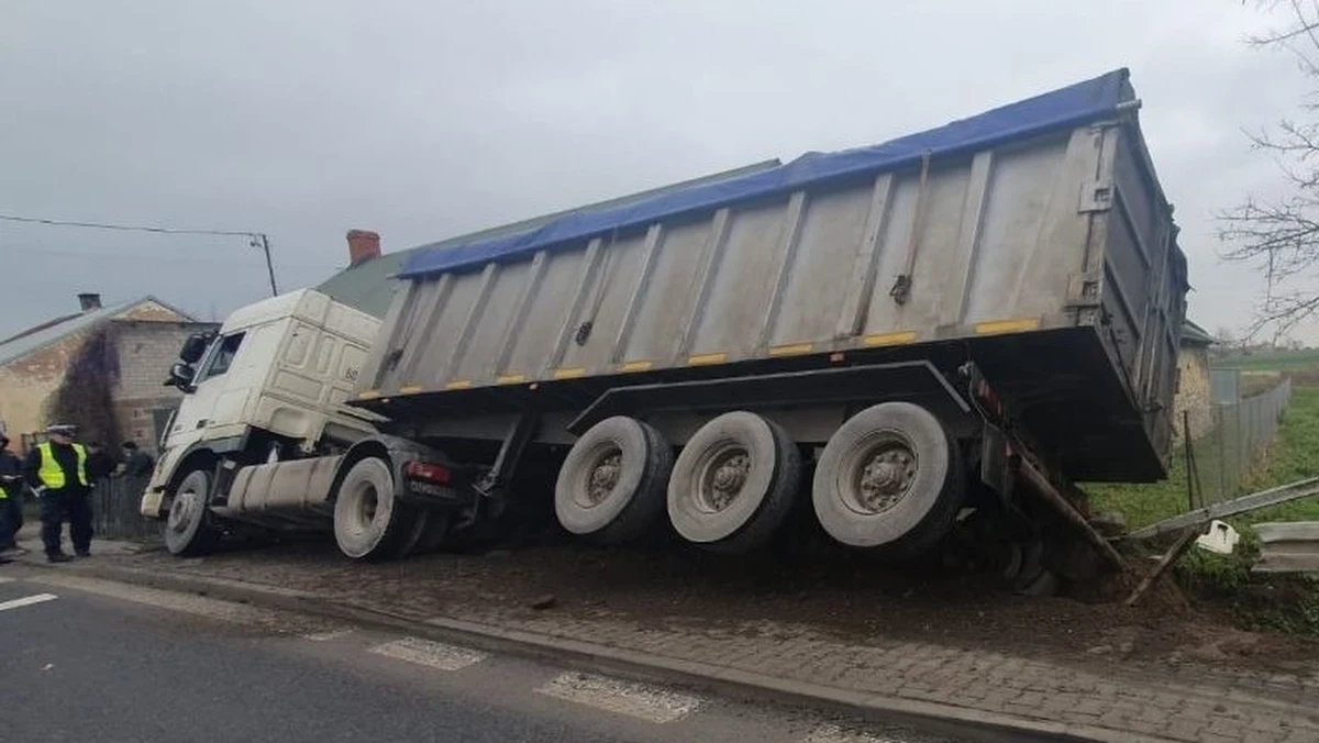 TIR przewożący kruszywo uderzył w dom w Bidzinach w Świętokrzyskiem. Na szczęście nikomu nic się nie stało.