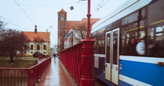W czwartek przed południem we Wrocławiu jeden tramwaj najechał na tył drugiego. W wyniku kolizji ranne zostały dwie osoby, które trafiły do szpitala.