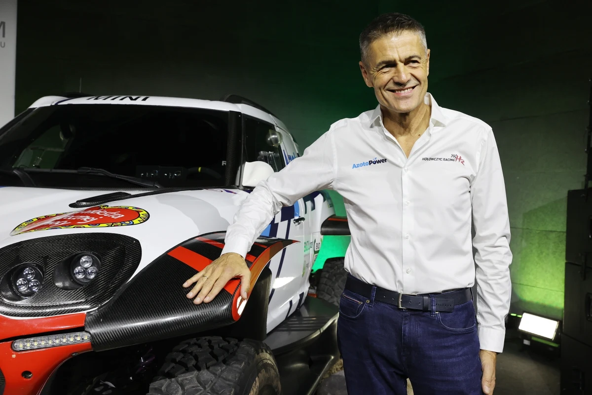 5 stycznia w Al-Uli w Arabii Saudyjskiej rozpocznie się kolejna edycja najtrudniejszego rajdu świata czyli Rajdu Dakar. Na starcie ponowie stanie legenda polskiego motorsportu - Krzysztof Hołowczyc. Dla popularnego Hołka będzie to pierwszy od dziewięciu lat start w Dakarze. "Rajd Dakar to jest takie miejsce, gdzie wszystko możesz zrobić idealnie i to w najszybszym samochodzie, a i tak będziesz miał słaby wynik" - podkreśla Krzysztof Hołowczyc, którego pilotem w przyszłorocznej edycji Dakaru będzie Łukasz Kurzeja. Z 61-letnim kierowcą, który wraca do ścigania w najtrudniejszym rajdzie świata, rozmawiał Piotr Bułakowski.