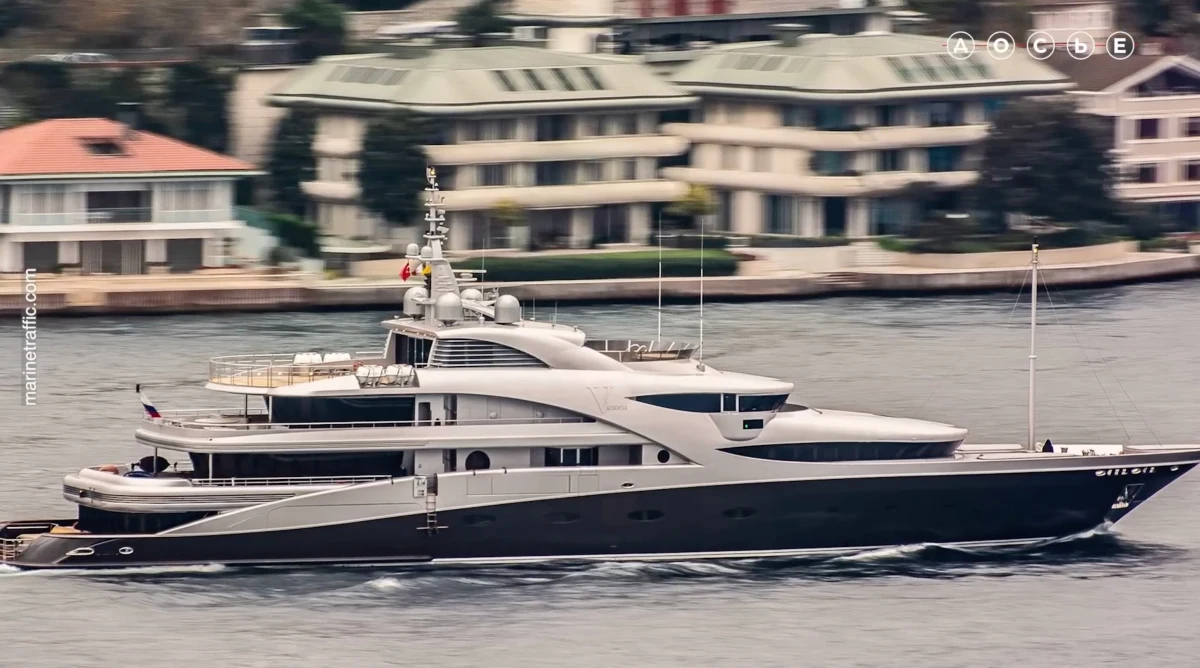 Victoria - jacht Władimira Putina znaleziono zacumowany w stoczni w Stambule, w Turcji. Jak to możliwe, że 71-metrowy jacht dyktatora dokuje na terenie jednego z państw NATO? - pyta retorycznie Michaił Chodorkowski, rosyjski biznesmen i opozycjonista, który ujawnił w mediach społecznościowych miejsce położenia łodzi.