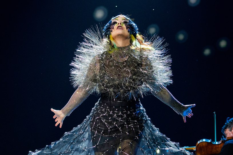 Słynna islandzka gwiazda Björk i katalońska piosenkarka wypuściły właśnie zapowiadany wspólny utwór "Oral". Dochód z tej piosenki wokalistki zamierzają przekazać na pomoc prawną dla aktywistów protestujących przeciwko zniszczeniom spowodowanym przemysłową hodowlą łososi w akwakulturach w Islandii.