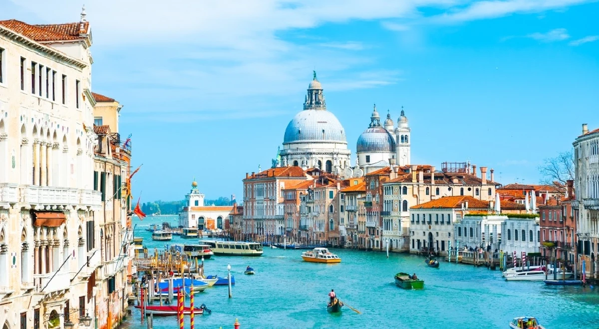W Wenecji obowiązywać będą bilety wstępu. Nie chodzi o wejściówki do poszczególnych atrakcji, ale do samego miasta. Zmiany zapowiedział burmistrz Luigi Brugnaro, który twierdzi, że to eksperyment, który ma spowodować, że miasto stanie się bardziej przyjazne dla jego mieszkańców.