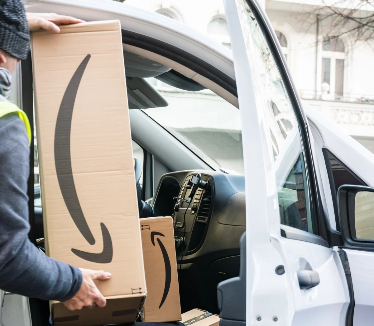 Pracownicy pięciu z 20 centrów logistycznych firma Amazon w Niemczech zapowiedzieli całodzienny strajk ostrzegawczy. Protest ma się rozpocząć z czwartku na piątek, a jego przyczyną są żądania lepszego wynagrodzenia i poprawy warunków pracy.