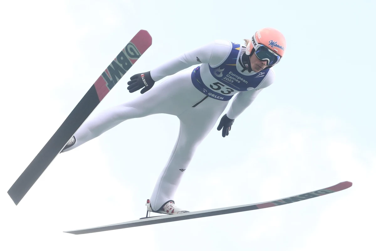 W fińskiej Ruce od dziś do niedzieli będą rywalizować skoczkowie narciarscy. To początek nowego sezonu Pucharu Świata. Po południu w planach kwalifikacje z udziałem pięciu naszych skoczków. W sobotę i niedzielę zaplanowano dwa konkursy indywidualne. Rozpoczynający się sezon to m.in. walka o medale mistrzostw świata w lotach narciarskich. Pytanie, jak tej zimy spisywać się będą Biało-Czerwoni. Duże plany mają Dawid Kubacki czy Piotr Żyła. Coś do udowodnienia ma ciągle Kamil Stoch. O powtórzenie sukcesu z poprzedniego sezonu i kolejną Kryształową Kulę będzie walczył Norweg Halvor Egner Granerud.