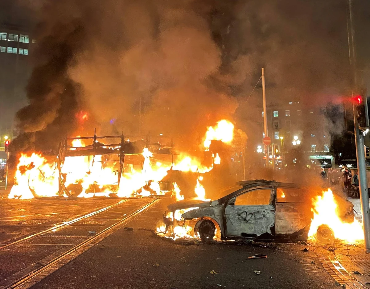 Płonące pojazdy i walki na ulicach stolicy Irlandii - tak wyglądał Dublin w czwartek wieczorem. Do zamieszek doszło po tym, jak w godzinach popołudniowych nożownik ranił w centrum miasta pięć osób, w tym dzieci.  