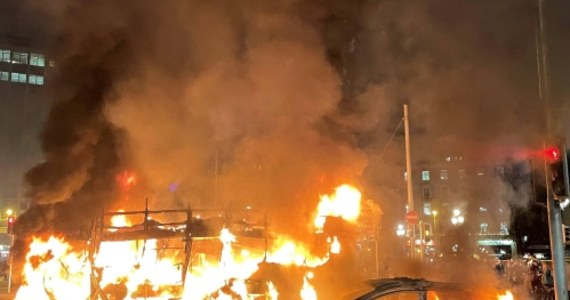Płonące pojazdy i walki na ulicach stolicy Irlandii - tak wyglądał Dublin w czwartek wieczorem. Do zamieszek doszło po tym, jak w godzinach popołudniowych nożownik ranił w centrum miasta pięć osób, w tym dzieci.  