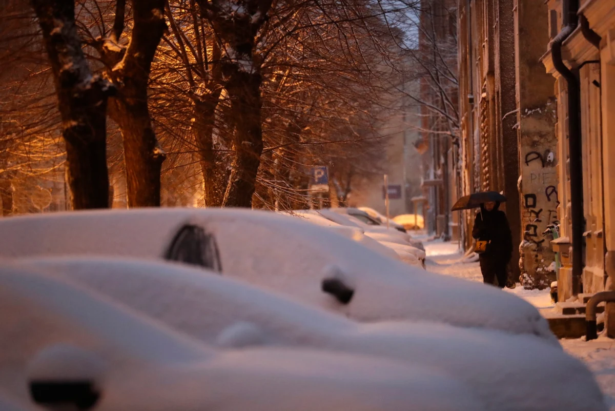Za nami wyjątkowo niebezpieczna noc. W większości kraju bardzo mocno wiało, straż pożarna interweniowała ponad 1900 razy. Co przyniosą najbliższe godziny? Jak przewidują synoptycy, wiatr zacznie się uspokajać, ale zastąpią go opady deszczu i śniegu. Nad morzem może pojawić się też "efekt jeziora".
