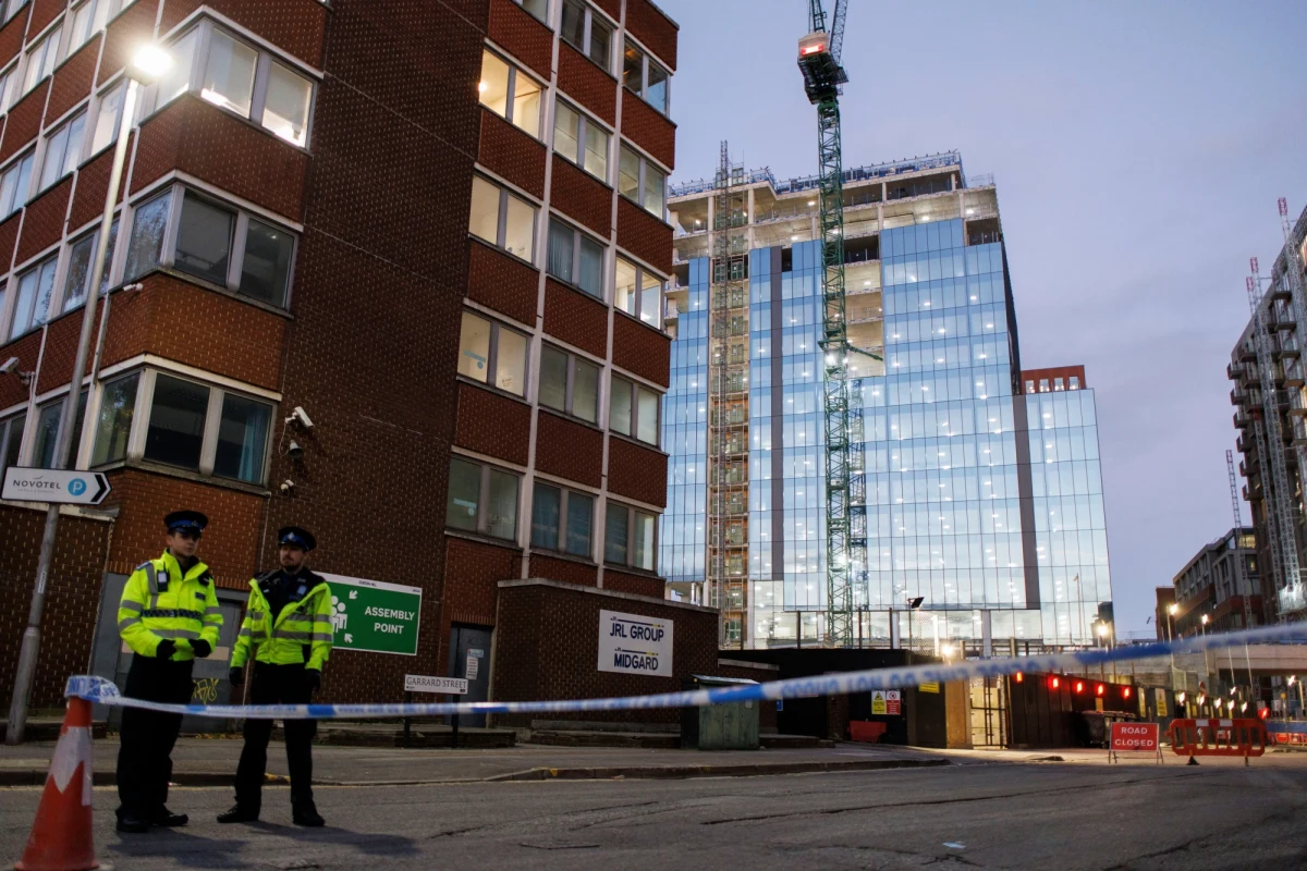 Przytomność umysłu i precyzja operatora dźwigu uratowała życie mężczyzny, który był uwięziony na dachu płonącego kilkupiętrowego budynku w Reading w południowej Anglii.