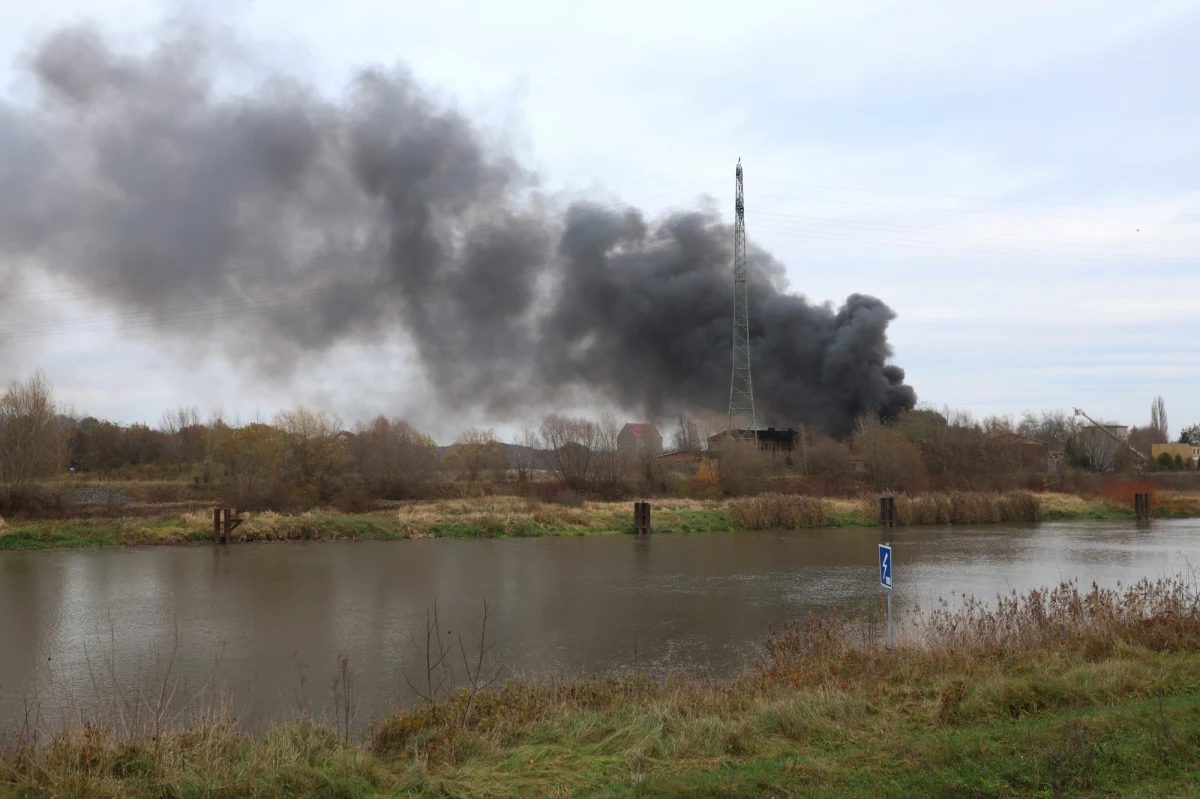 Strażacy ugasili pożar nielegalnego składowiska chemikaliów, który wybuchł wczoraj w magazynie przy ulicy Chełmońskiego w Kędzierzynie-Koźlu. Na miejscu nadal pracuje 7 zastępów strażaków.