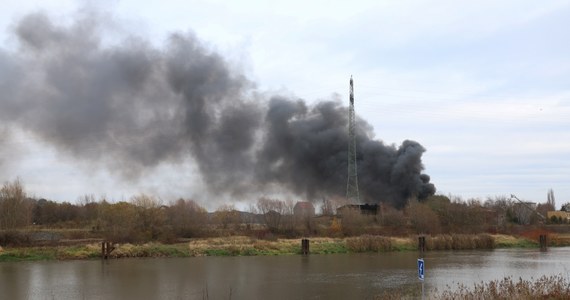Strażacy ugasili pożar nielegalnego składowiska chemikaliów, który wybuchł wczoraj w magazynie przy ulicy Chełmońskiego w Kędzierzynie-Koźlu. Na miejscu nadal pracuje 7 zastępów strażaków.
