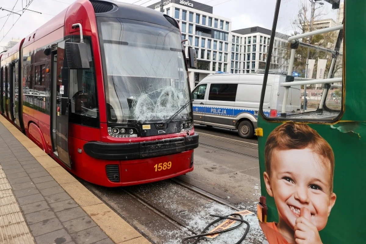 9 osób zostało poszkodowanych po zderzeniu dwóch tramwajów jadących aleją Piłsudskiego w Łodzi- informuje straż pożarna. Łódzkie MPK wyznaczyło objazdy i uruchomiono komunikację zastępczą.
