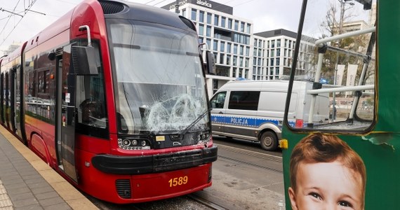 9 osób zostało poszkodowanych po zderzeniu dwóch tramwajów jadących aleją Piłsudskiego w Łodzi- informuje straż pożarna. Łódzkie MPK wyznaczyło objazdy i uruchomiono komunikację zastępczą.
