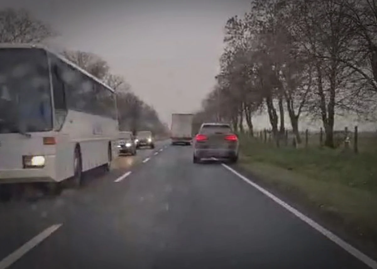 Ponad 3 promile alkoholu miał w organizmie kierowca bmw, jadący krajową 12. Mężczyzna poruszał się zygzakiem, usiłował wyprzedzać samochody, uszkodził znaki drogowe. Niebezpieczny rajd przerwali inni kierowcy.     