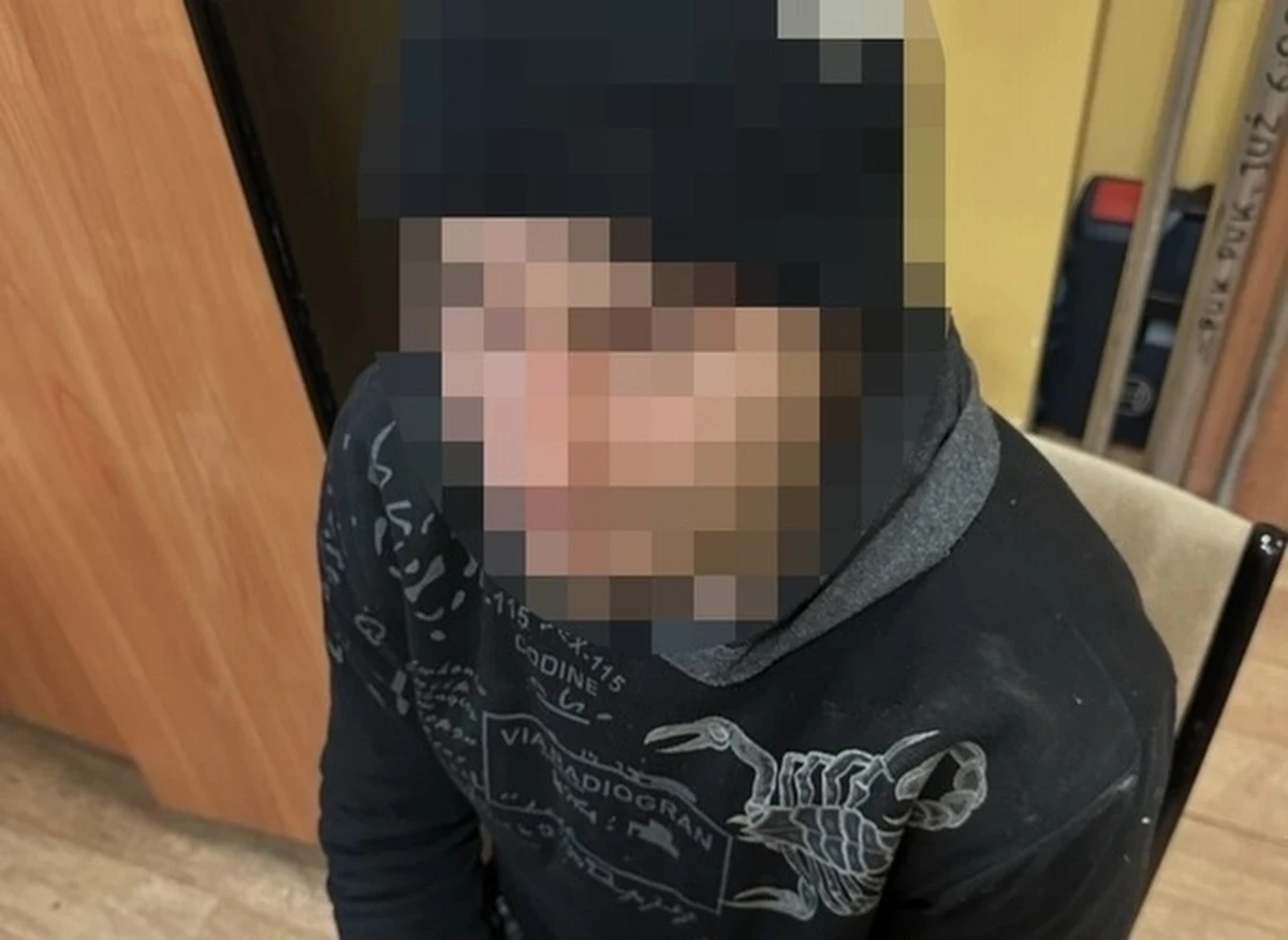 Szokujące zdarzenie we Wrocławiu. 30-letni mężczyzna w środku dnia w centrum miasta brutalnie zaatakował na chodniku kobietę. Kamery monitoringu uchwyciły to zdarzenie. Mężczyzna został namierzony i zatrzymany w mieszkaniu.