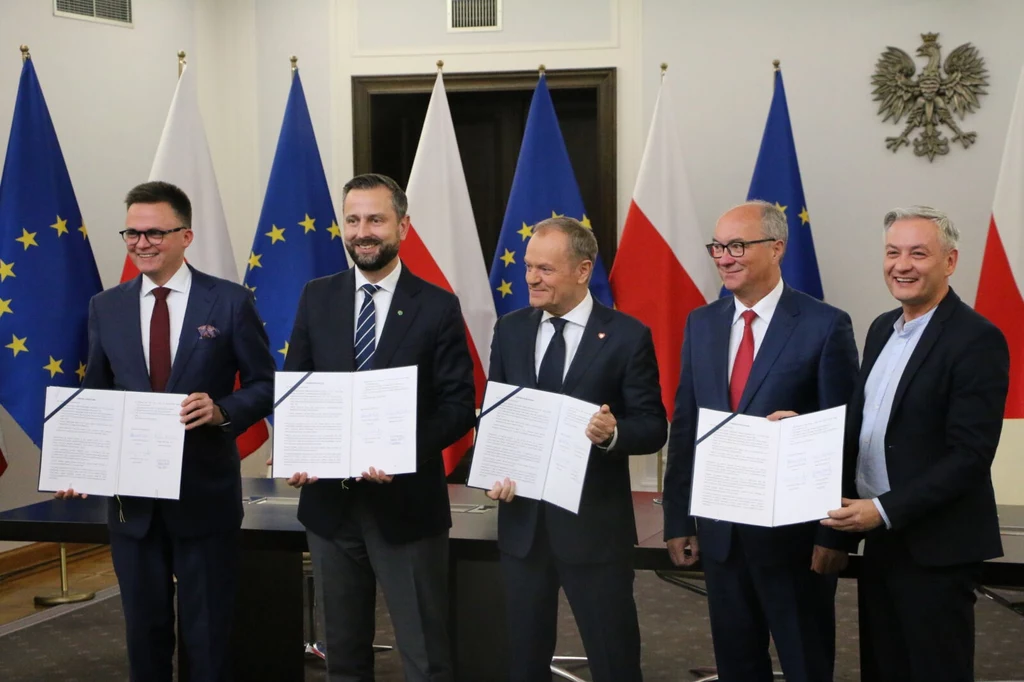 Ceremonia podpisania umowy koalicyjnej. Od lewej: Szymon Hołownia, Władysław Kosiniak-Kamysz, Donald Tusk, Włodzimierz Czarzasty i Robert Biedroń