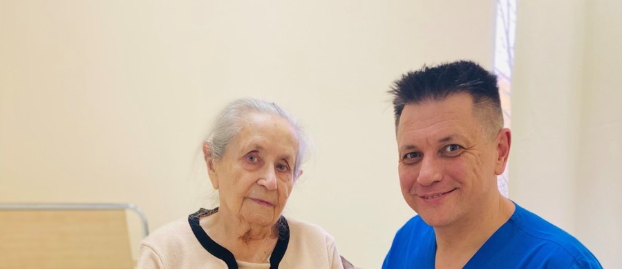 Serce 102-latki zabiło szybciej. Lekarze ze Zgierza wszczepili pani Lilianie rozrusznik serca, a po trzech dniach pobytu w Szpitalu, w dobrej formie, została wypisana do domu. Specjaliści tłumaczą, jak działa taki stymulator. 
