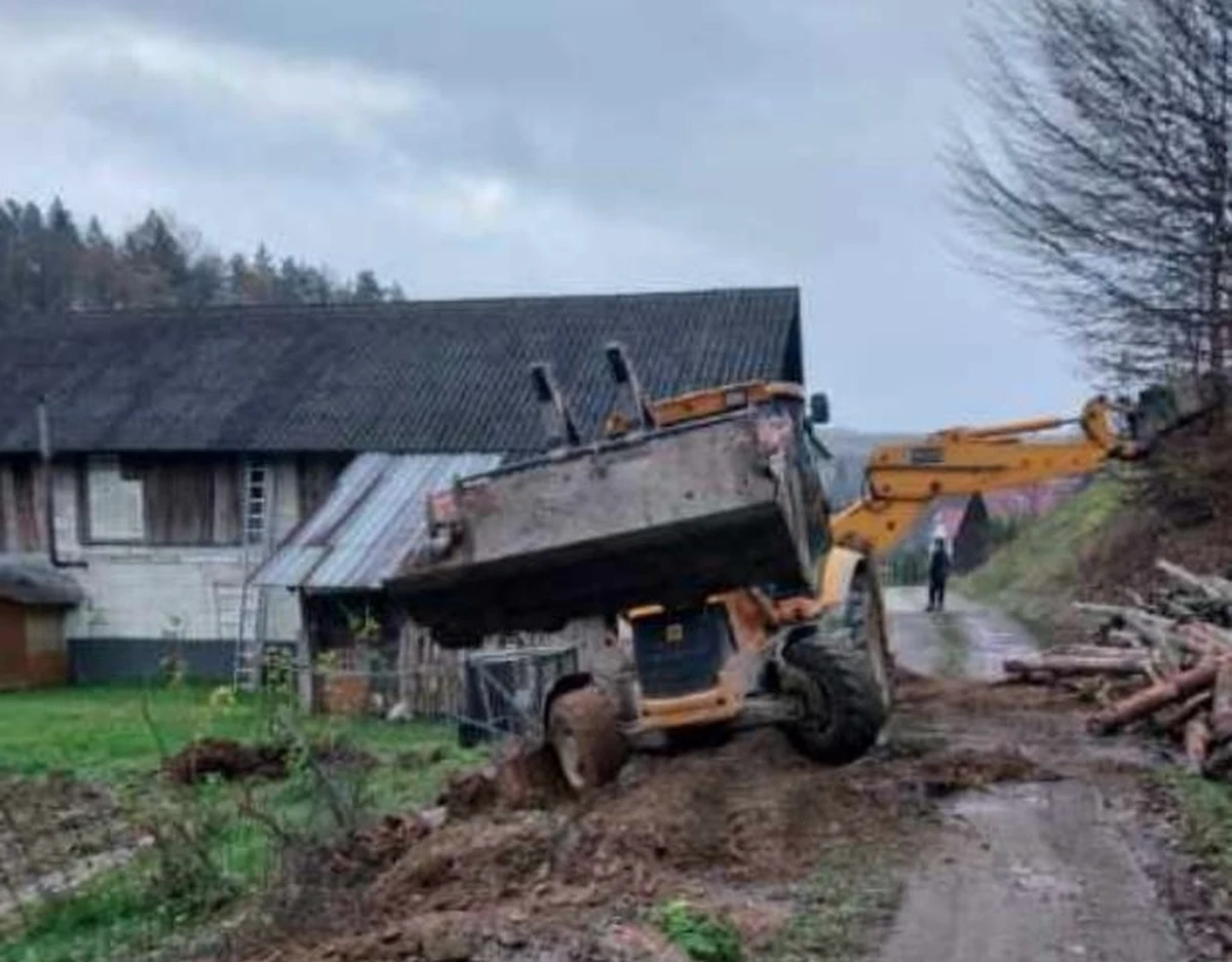 Nietrzeźwy operator koparki wjechał w ogrodzenie jednej z posesji w Hłudnie k. Brzozowa na Podkarpaciu. Uciekając rozkopał łyżką maszyny drogę, uderzył w budynek gospodarczy i rozsypał składowane obok drewno.