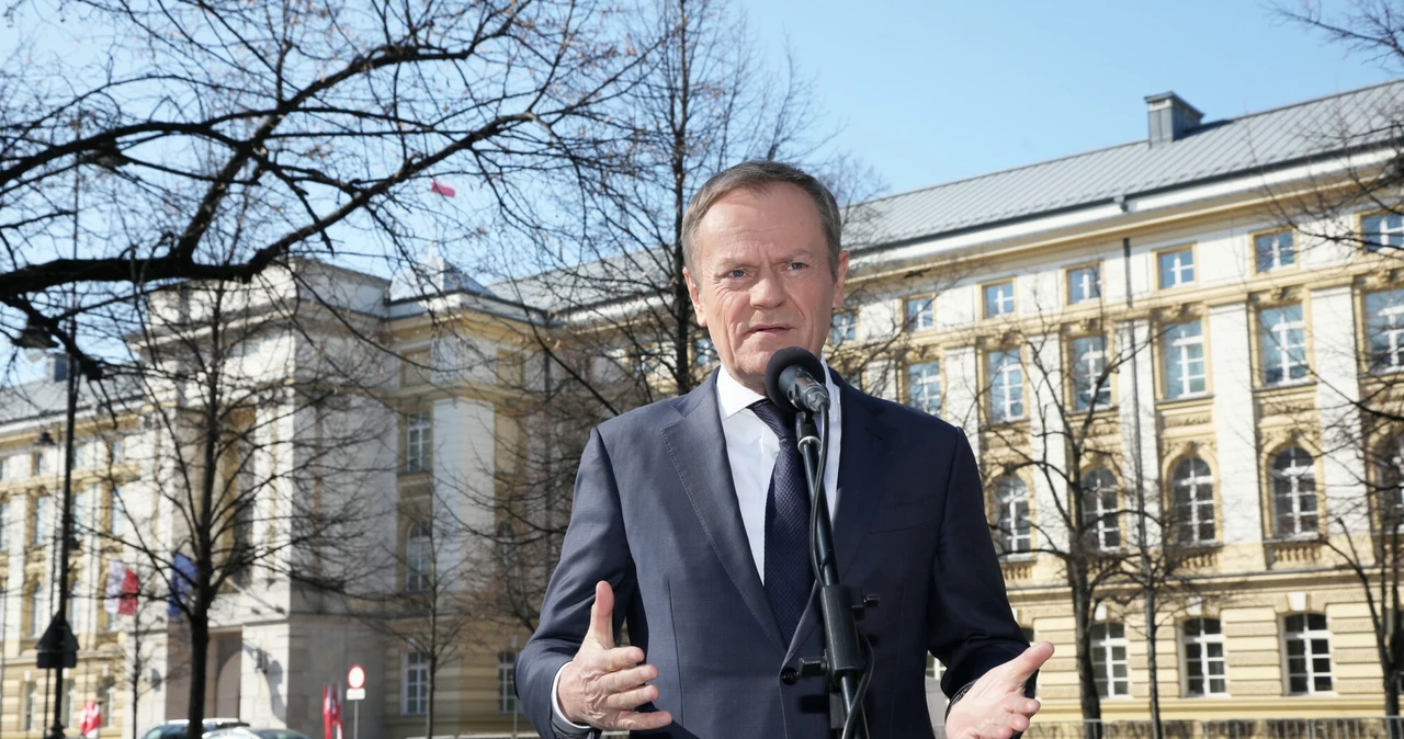 Donald Tusk przed budynkiem Kancelarii Prezesa Rady Ministrów w marcu b.r.