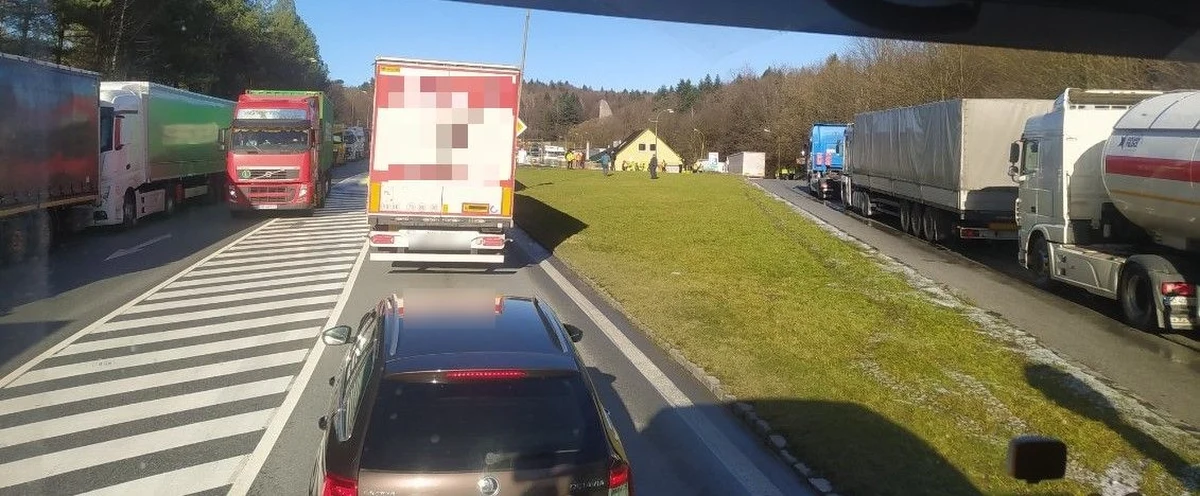 Niemal całkowicie zablokowane jest przejście graniczne ze Słowacją w Barwinku. Ciężarówki, które próbują dostać się na Ukrainę przez Słowację, stanęły w kilkukilometrowym korku. Informację o tym dostaliśmy na Gorącą Linię RMF FM. 
