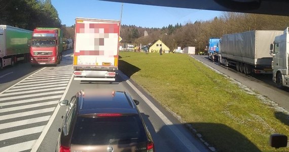 Niemal całkowicie zablokowane jest przejście graniczne ze Słowacją w Barwinku. Ciężarówki, które próbują dostać się na Ukrainę przez Słowację, stanęły w kilkukilometrowym korku. Informację o tym dostaliśmy na Gorącą Linię RMF FM. 
