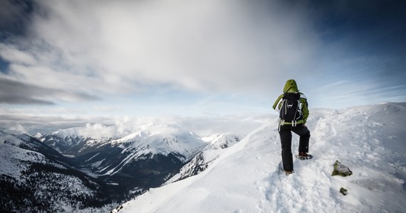 Warunki turystyczne w Tatrach są bardzo trudne i będą się pogarszać - ostrzegają ratownicy Tatrzańskiego Ochotniczego Pogotowia Ratunkowego. Na Kasprowym Wierchu średnia pokrywa śnieżna ma blisko 60 cm grubości. Na dodatek w nocy wiał silny wiatr, który w porywach dochodził do 130 kilometrów na godzinę i tworzył spore zaspy śnieżne. W najbliższych dniach nadal ma sypać śnieg i jeszcze zrobi się bardzo zimno - temperatura na szczytach spadnie poniżej minus 15 stopni, a odczuwalna poniżej minus 25 stopni. 