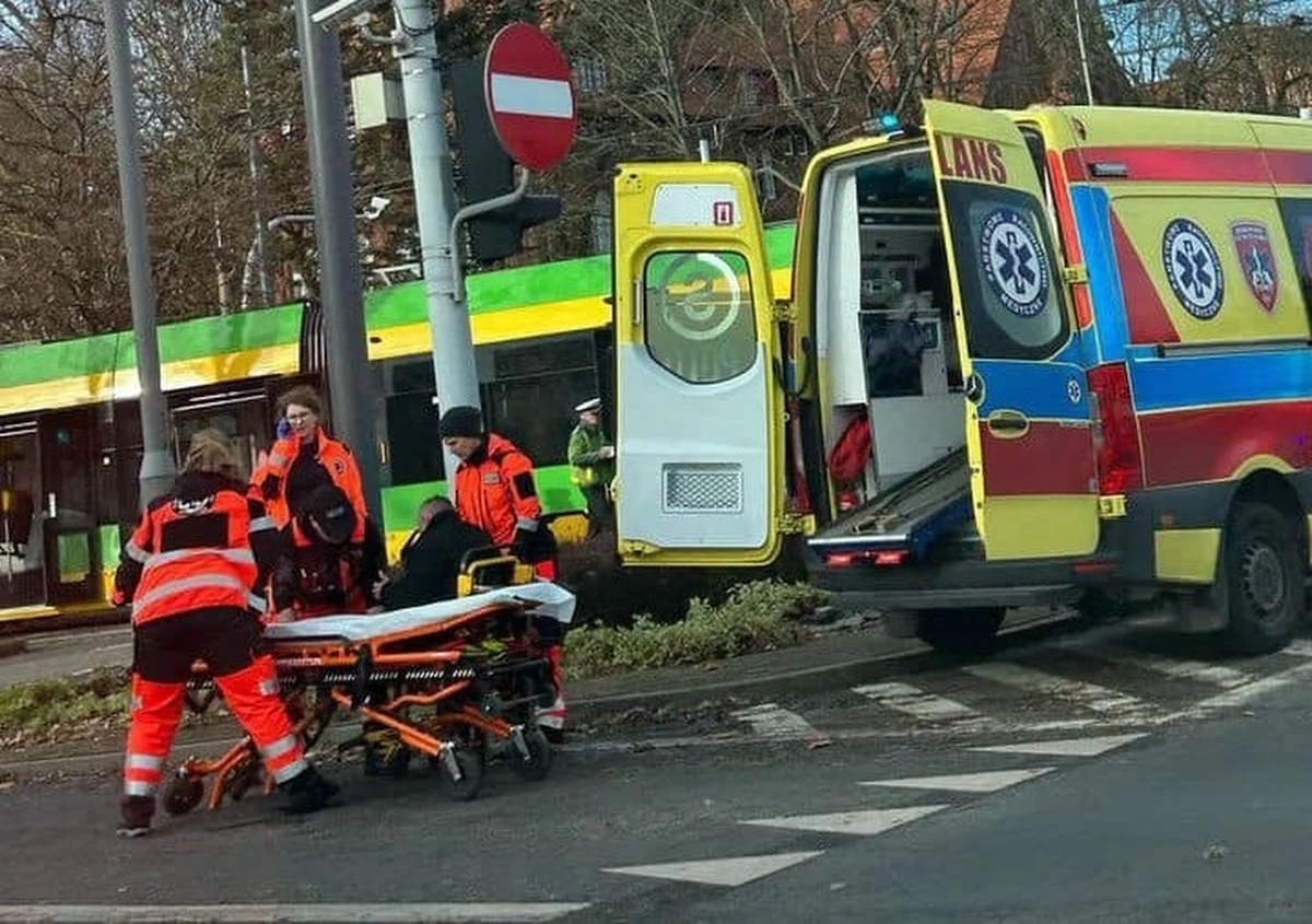 Wypadek na rondzie Jana Nowaka-Jeziorańskiego w Poznaniu. Zderzyły się dwa tramwaje jadące w przeciwnych kierunkach. Do szpitala trafiły dwie osoby.