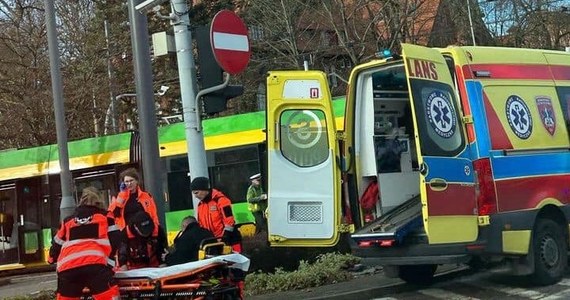 Wypadek na rondzie Jana Nowaka-Jeziorańskiego w Poznaniu. Zderzyły się dwa tramwaje jadące w przeciwnych kierunkach. Do szpitala trafiły dwie osoby.