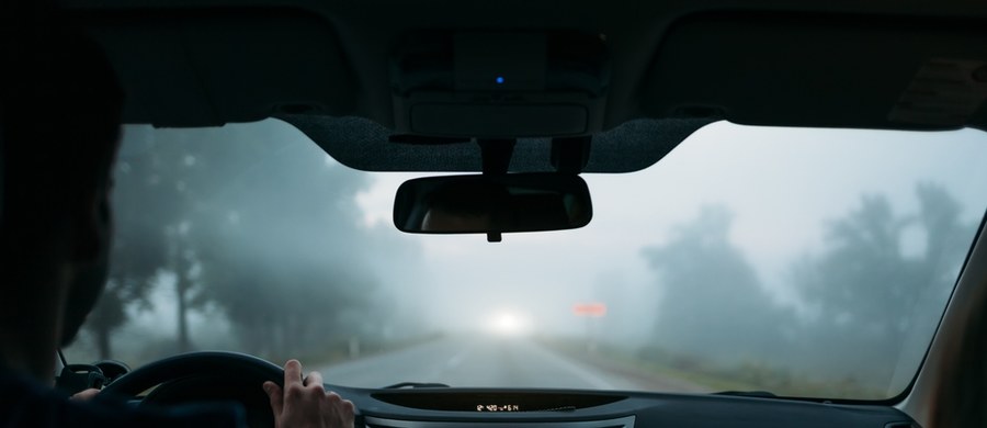 Szybko zapadający zmrok, deszcz, śnieg oraz mgły - jesień to niesprzyjający okres dla kierowców. Wyzwaniem są jednak nie tylko warunki atmosferyczne, ale także… nowoczesne reflektory LED samochodów. Część kierowców uważa, że są one zbyt jasne, a przez to oślepiają innych użytkowników dróg. Temat znów wywołał dyskusję, kiedy jedna z użytkowniczek TikTok-a opublikowała filmik na ten temat. A o tym, dlaczego prowadzeniem samochodu po zmierzchu szczególnie powinny zainteresować się osoby z nieusuniętą zaćmę, mówi ekspertka portalu „Twoje Zdrowie” - okulista Justyna Krowicka.