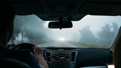 Okulistka przestrzega: Nowoczesne reflektory oślepiają kierowców