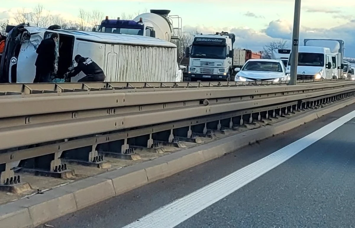 Cztery osoby zostały ranne w karambolu na obwodnicy Krakowa. Informację o wypadku otrzymaliśmy na Gorącą Linię RMF FM - potwierdziły nam ją służby.