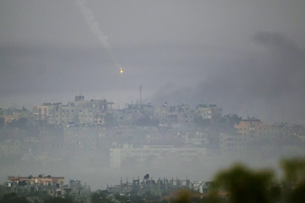 15 minut po rozpoczęciu rozejmu, w osiedlach Kissufim i Ein HaShlosha na południu Izraela zawyły syreny. Siły Obronne Izraela (IDF) przekazały amerykańskiemu "Newsweekowi", że przechwycono rakietę. To może oznaczać złamanie warunków zawieszenia broni przez Hamas.