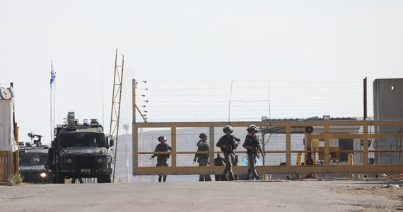 Benjamin Netanjahu poinformował, że 13 zakładników izraelskich zostało przekazanych przez Hamas Międzynarodowemu Czerwonemu Krzyżowi w Egipcie. Uwolnione kobiety i dzieci są w drodze z Chan Junus w południowej Gazie do przejścia granicznego Rafah. MSZ Kataru potwierdziło uwolnienie przez Izrael 39 więźniów palestyńskich - kobiet i nastolatków.