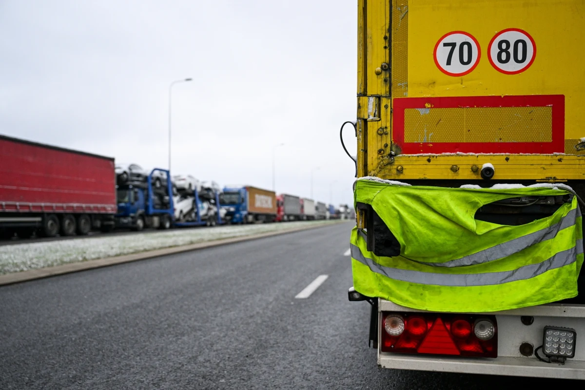 Kierowcy pojazdów ciężarowych stojących w kolejkach do przejść granicznych z Ukrainą w Dorohusku i Hrebennem mają dostęp do sanitariatów, dostarczamy im wodę i posiłki – przekazał wojewoda lubelski Lech Sprawka. Kolejka do tych przejść wynosi kilkanaście lub nawet kilkadziesiąt kilometrów.