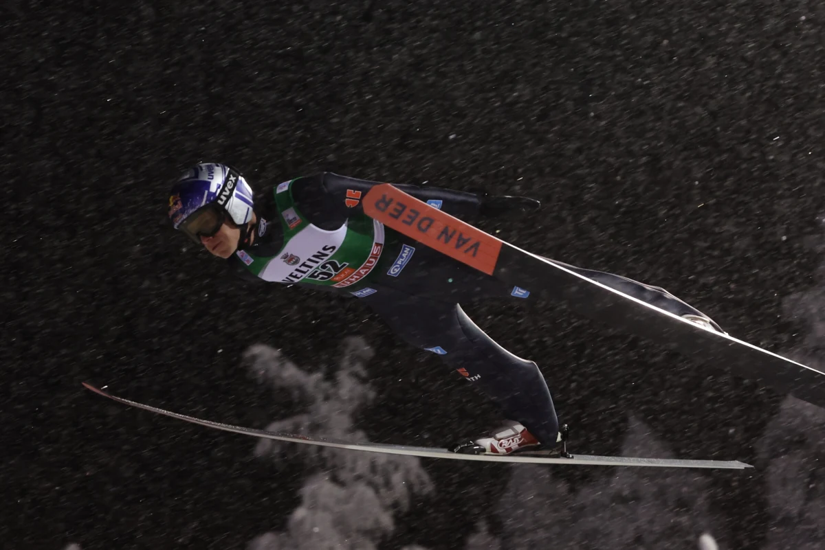 Niemiec Andreas Wellinger wygrał kwalifikacje do sobotniego konkursu Pucharu Świata w skokach narciarskich w fińskiej Ruce. Do zawodów inaugurujących nowy sezon awansowało pięciu Polaków. Najlepszym z Biało-Czerwonych był Piotr Żyła, który zajął 29. miejsce. 