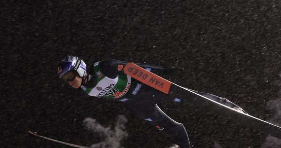Niemiec Andreas Wellinger wygrał kwalifikacje do sobotniego konkursu Pucharu Świata w skokach narciarskich w fińskiej Ruce. Do zawodów inaugurujących nowy sezon awansowało pięciu Polaków. Najlepszym z Biało-Czerwonych był Piotr Żyła, który zajął 29. miejsce. 