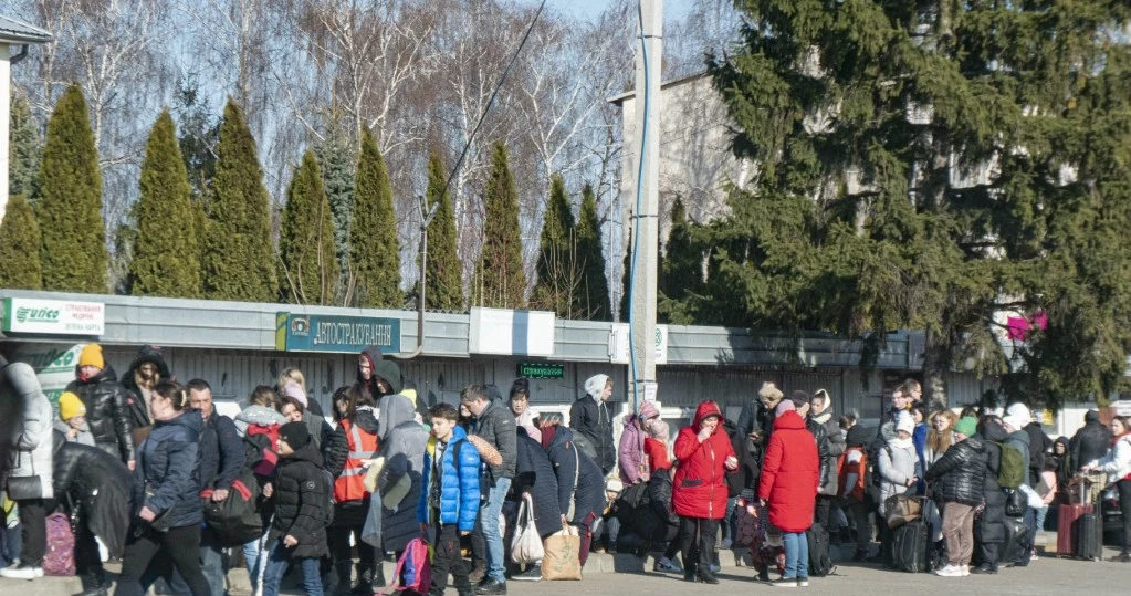 Na zdj. ukraińscy uchodźcy wojenni na przejściu granicznym między Ukrainą a Polską