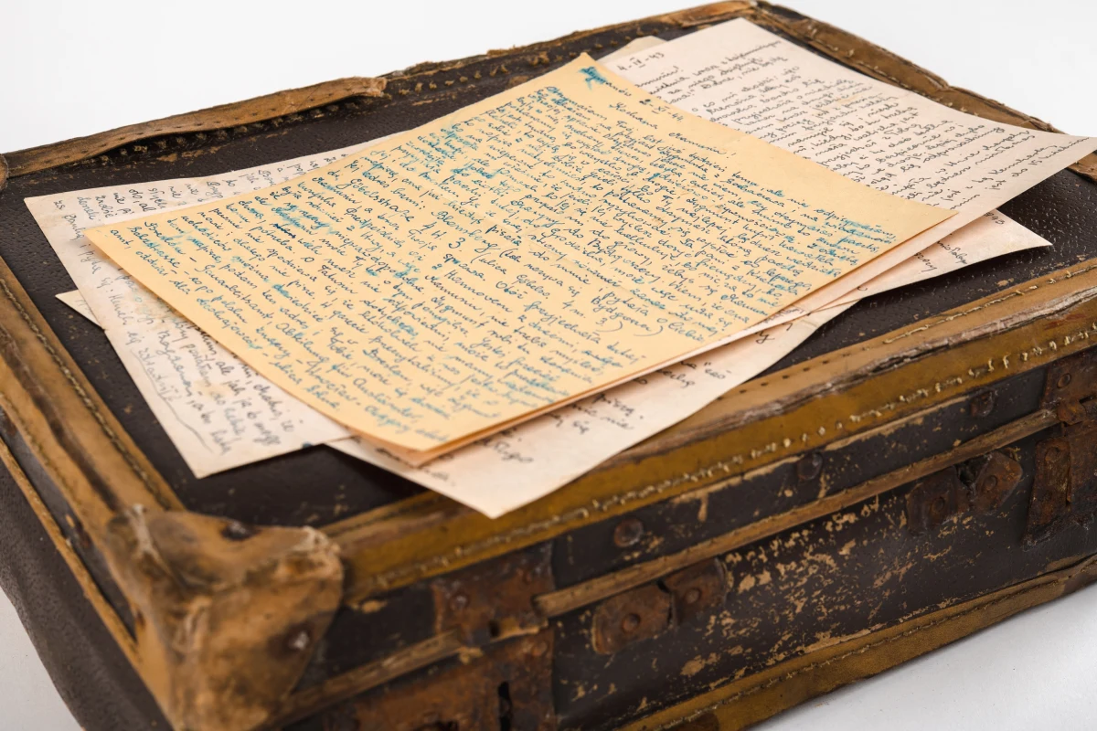 To dosłowny przykład tego, jak namacalny fragment historii udało się ocalić od zapomnienia. Do zbiorów Muzeum Powstania Warszawskiego trafiła właśnie walizka, której właścicielka w sierpniu 1944 roku była w Warszawie. Niewielki tekturowy neseser znalazł się wśród niepotrzebnych rzeczy, wyrzuconych do kontenera na gruz. Na szczęście w porę zauważyli go pasjonaci historii. Najcenniejsze jest jednak to, co znajdowało się w środku. 