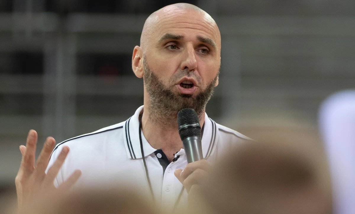 "Mamy nadzieję, że będziemy tworzyli jedną, dużą rodzinę" - powiedział Marcin Gortat podczas ślubowania klas pierwszych, które odbyło się w Szkole Mistrzostwa Sportowego w Krakowie. Z polskim mistrzem koszykówki rozmawiał reporter RMF FM Marek Wiosło.