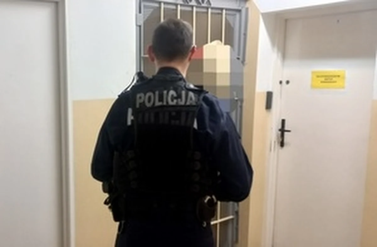 "Takich interesantów ze świecą szukać" - tak pomorscy policjanci komentują, na platformie X, wczorajszą sytuację z komendy w Sztumie. Mężczyzna przyszedł zapytać policjantów czy jest poszukiwany.