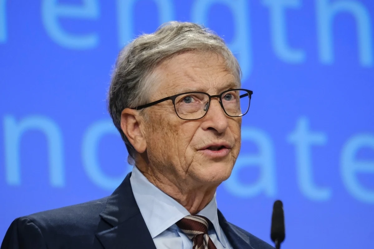 Sztuczna inteligencja nie zabierze ludziom pracy, ale na zawsze ją odmieni - twierdzi Bill Gates i snuje wizje 3-dniowego tygodnia roboczego. Współzałożyciel Microsoftu wydaje się być optymistycznie nastawiony do AI - w przeciwieństwie do innego wielkiego przedsiębiorcy, Elona Muska, który ostrzega od jakiegoś czasu przed zagrożeniami związanymi z technologią.