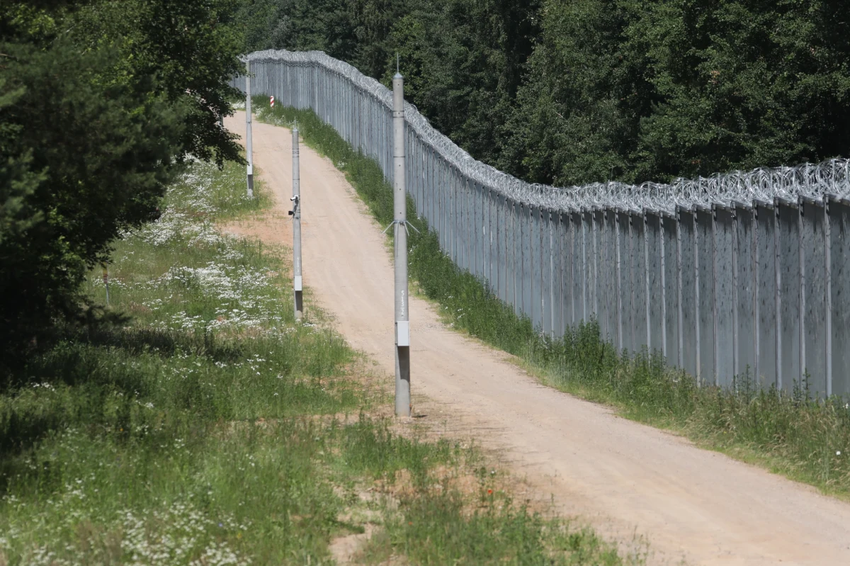 "Problem migracji na tak szeroką skalę, jak to miało miejsce w ostatnich latach, musi wywoływać pewne wewnętrzne kontrowersje i konflikty" - mówił na antenie internetowego Radia RMF24 Maciej Milczanowski, profesor Uniwersytetu Rzeszowskiego. W ten sposób odniósł się do problemu nielegalnej migracji. Ekspert był też pytany o zaporę na granicy polsko-białoruskiej. Według gościa Radia RMF24 przyjmowanie uchodźców przez państwo powinno przebiegać indywidualnie.