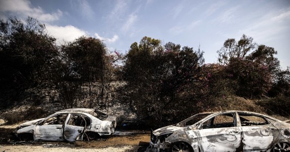 Setki aut, w których zginęli Izraelczycy w terrorystycznym ataku 7 października, mają zostać pochowane w dołach grobowych - poinformował portal Jerusalem Post. Tylko w ten sposób zgodnie z wymogami judaizmu do ziemi trafią najdrobniejsze resztki ciał pomordowanych, których nie sposób skutecznie usunąć i oddać osieroconym rodzinom do pochówku.