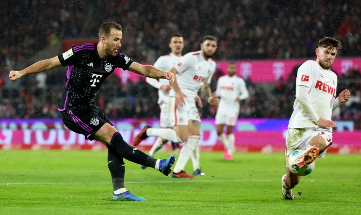 Wydawało się, że ustanowiony podczas występów Roberta Lewandowskiego w Bayernie Monachium rekord bramek strzelonych w sezonie Bundesligi długo nie zostanie pobity. Występy angielskiego snajpera Harry'ego Kane'a, który do niemieckiej ekstraklasy przeprowadził się latem br. rozpalają wyobraźnię kibiców. 