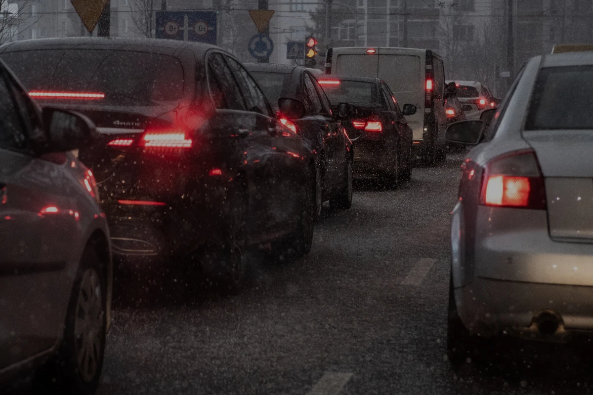 Najbliższa noc będzie pochmurna, z przelotnymi opadami śniegu. W większości województw obowiązują ostrzeżenia pierwszego stopnia przed oblodzeniem, wydane przez Instytut Meteorologii i Gospodarki Wodnej. 