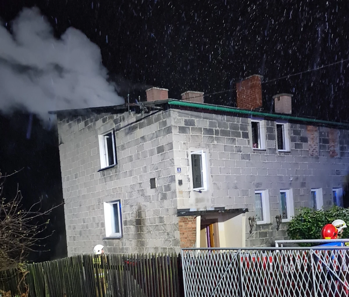 Jedna osoba zginęła, druga trafiła do szpitala, po pożarze w Libiążu koło Chrzanowa w Małopolsce. Ogień pojawił się w domu przy ulicy Długosza. 