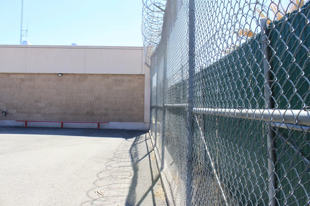 Były policjant z Minneapolis Derek Chauvin skazany na 22 lat więzienia za spowoodwanie śmierci czarnoskórego George'a Floyda, został w piątek pchnięty nożem przez innego więźnia w federalnym więzieniu w Arizonie - dowiedziala się agencja AP. Chauvin został poważnie ranny.