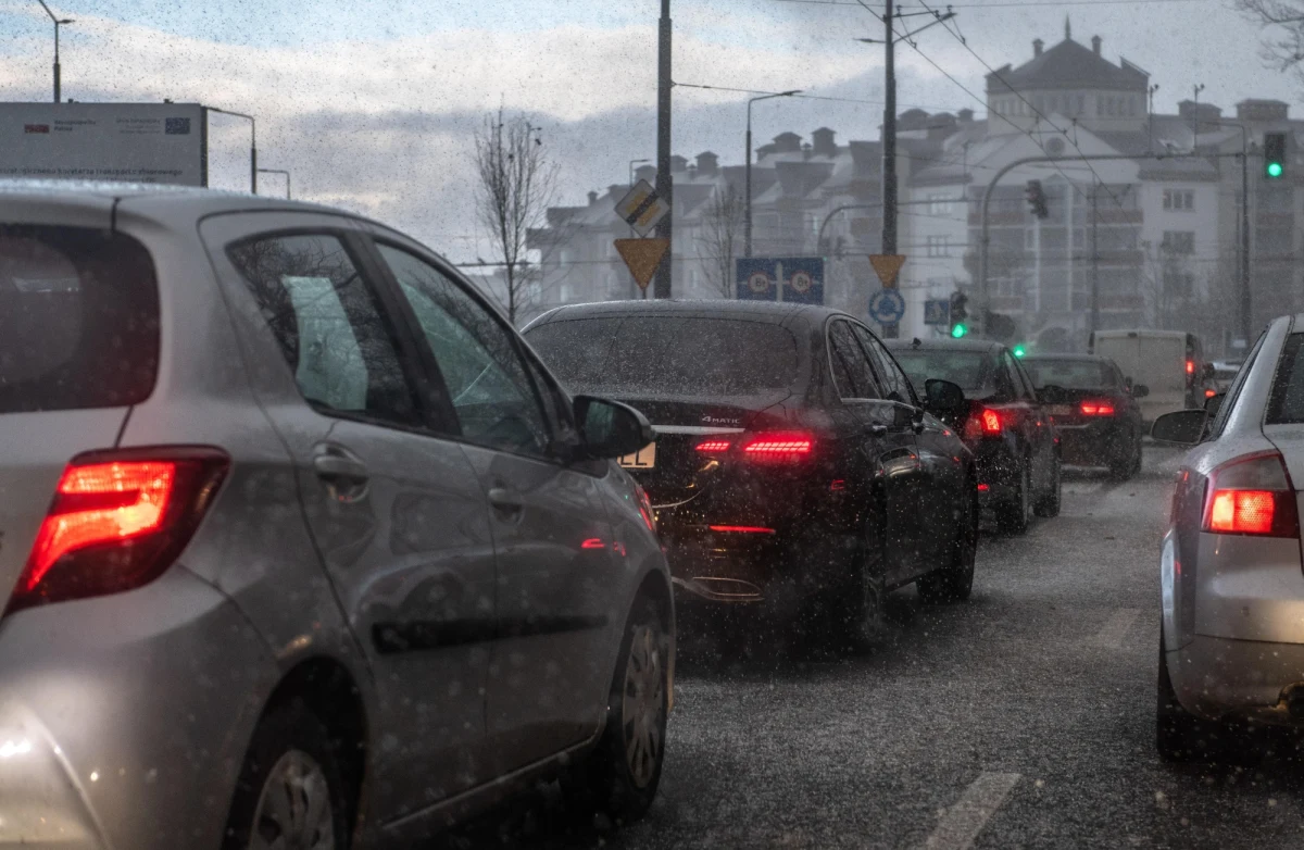 Sobota w wielu miejscach w Polsce będzie pochmurna. Pojawi się śnieg, śnieg z deszczem, sam deszcz a do tego powieje silny wiatr. Warunki na drogach lokalnie mogą być trudne. Jeżeli jesteście w trasie czekamy na sygnały od Was. Numer naszej Gorącej Linii 600-700-800.  