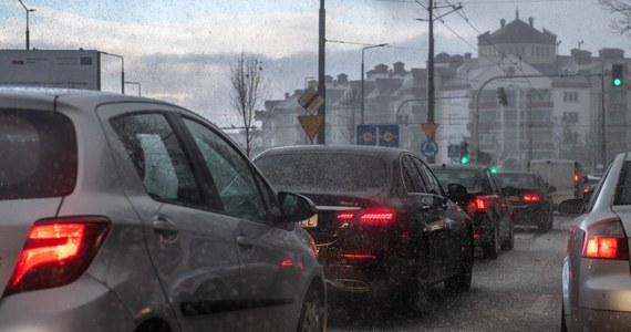 Sobota w wielu miejscach w Polsce będzie pochmurna. Pojawi się śnieg, śnieg z deszczem, sam deszcz a do tego powieje silny wiatr. Warunki na drogach lokalnie mogą być trudne. Jeżeli jesteście w trasie czekamy na sygnały od Was. Numer naszej Gorącej Linii 600-700-800.  