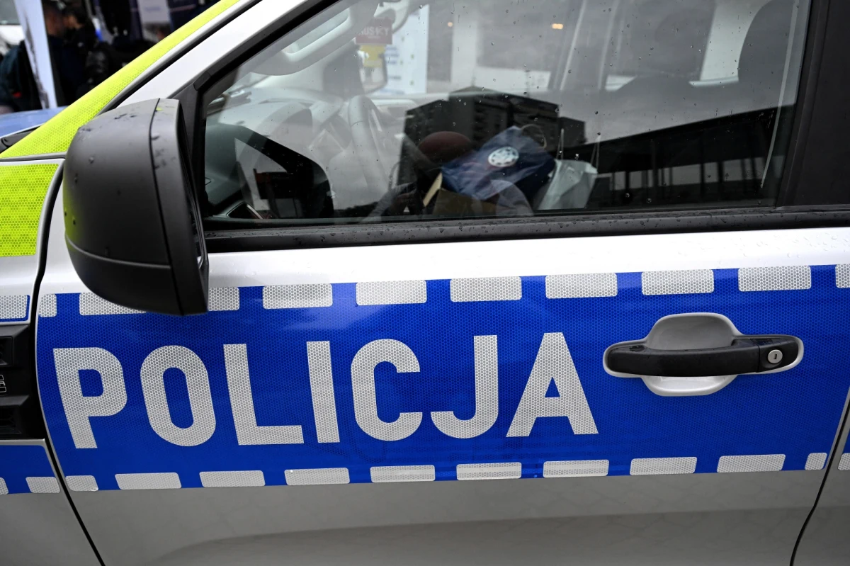 Blisko dwa promile w wydychanym powietrzu miał 16-latek, zatrzymany przez policję w Sokółce (Podlaskie) za kierownicą samochodu. Funkcjonariusze będą ustalać m.in. jak doszło do tego, że chłopak prowadził auto należące do jego rodziców. 